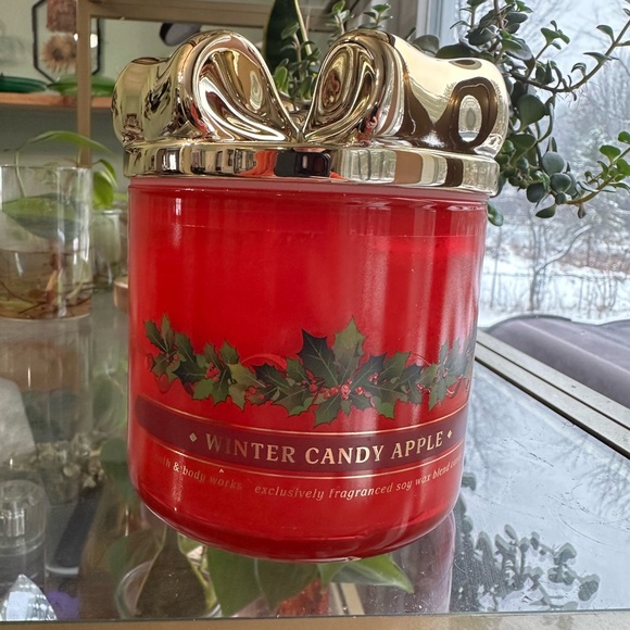 Bath & Body Works - Winter Candy Apple Bow Lid Candle - Picture 2 of 8